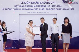 BSI trao chứng chỉ cho đại diện Amway Việt Nam ,ông How Kam Chiong, Tổng giám đốc Amway Việt Nam
